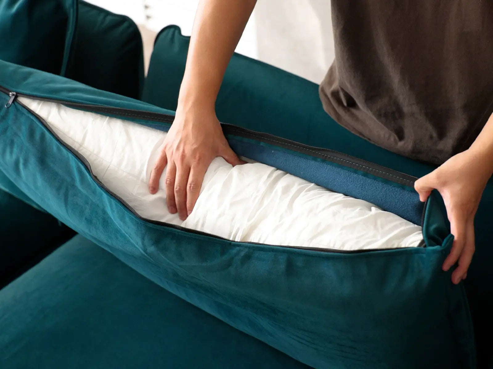Sofá Seccional Chaise de 2 Plazas Deluxe Cloud para Espacios Pequeños | 3 Piezas (incluye 1 otomana), Tela de Terciopelo, Otomana con Almacenamiento