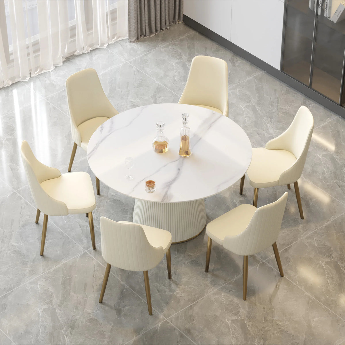 Mesa de comedor Marbella de piedra sinterizada | Redonda de 135 cm (53"), blanca brillante, con base revestida de cuero.