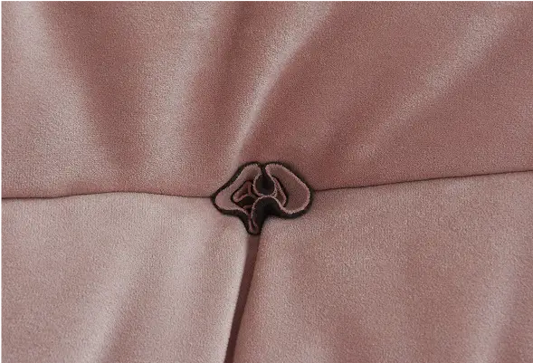 Diseño con botones de rosa y mechones