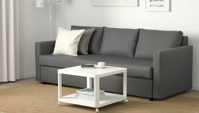 una foto de un sofá cama gris de IKEA